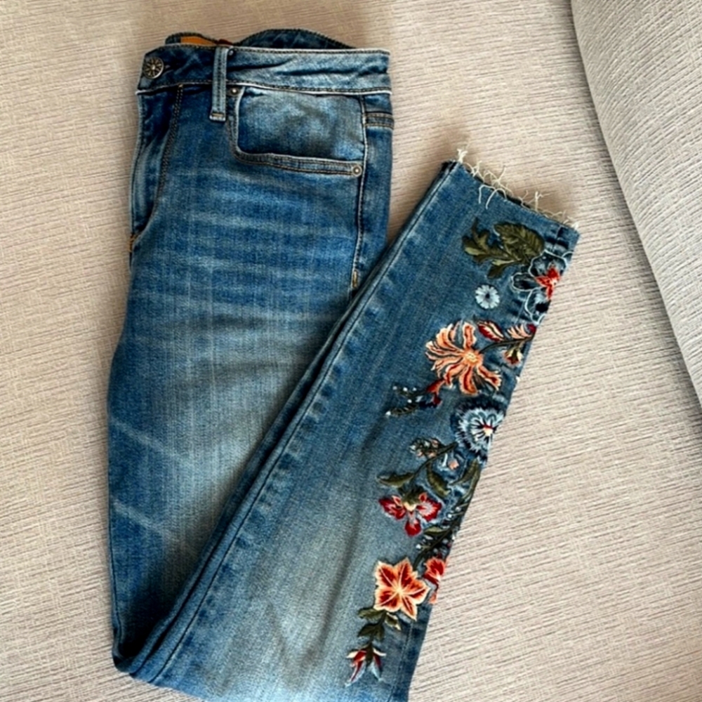Driftwood Floral Embroidered Jackie Jeans 26 Classic Fit